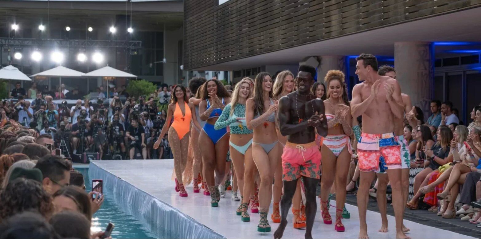 Poolside runway finale with applauding models